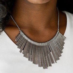 PAPARAZZI "METALLIC MANE" BLACK GUNMETAL ROD FLARE FRINGE NECKLACE